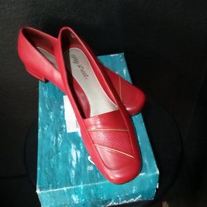 Beautiful Red Patent Leather shoes by Easy Street  size 9.5 in original box